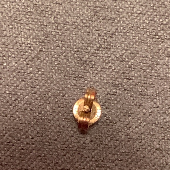 10k gold stud with pearl - Picture 2 of 2